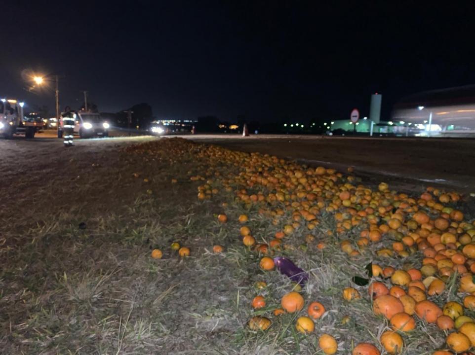 Foto 4 de 11 — Caminhonete bate na traseira de caminhão na Rodovia Washington Luís, em Araraquara